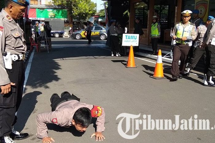 Polisi tilang polisi karena tak bawa STNK