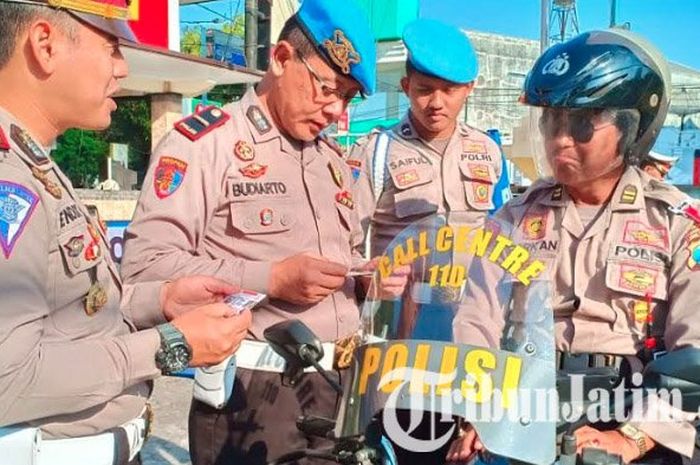 Anggota polisi saat melakukan pemeriksaan surat kendaraan di pintu masuk Mapolres Situbondo