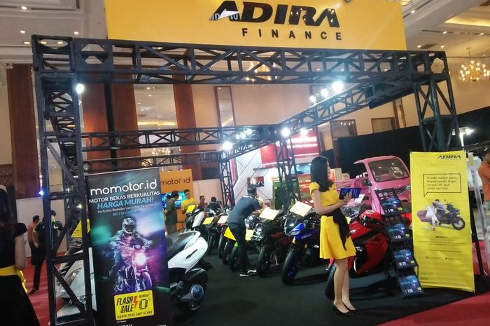 Ilustrasi penjualan motor baru di Adira Finance