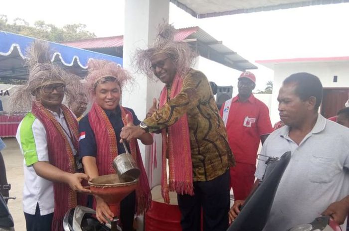 Ketua BPH Migas, Regional Manager Retail Fuel Marketing PT Pertamina MOR VIII Maluku Papua, dan Bupati Maybrat saat menuangkan BBM di motor.