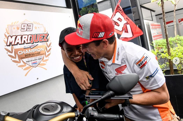 Rivaldy Elvans Krisna Sopbaba, bocah asal Kupang yang terlihat sedang bercanda dengan Marc Marquez