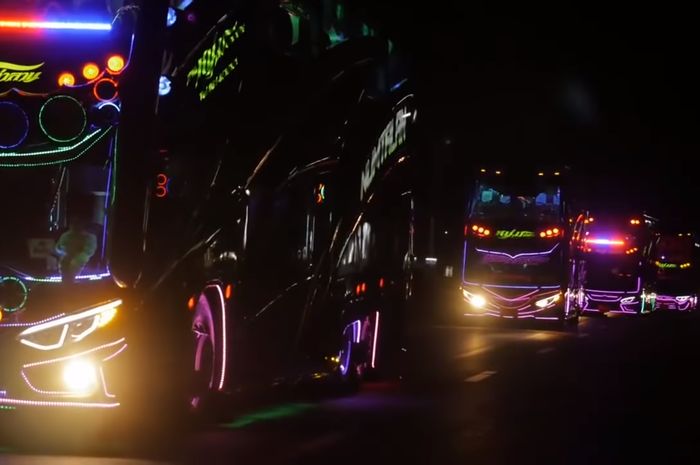 Modifikasi bus Scania dengan taburan lampu