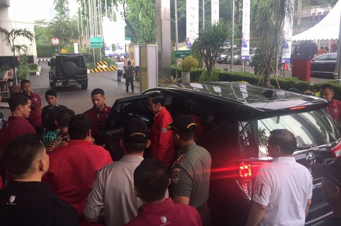 Jokowi Berkunjung ke IMOS 2018 menggunakan Toyota Kijang Innova(KOMPAS.com / Aditya Maulana) 