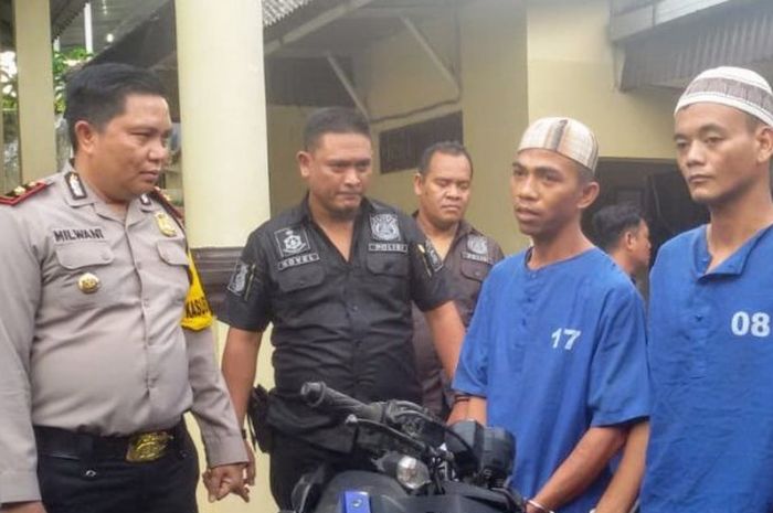 Dua tersangka pencurian motor diamankan petugas di Mapolsek IT II Palembang, Sabtu (3/11/2018). 