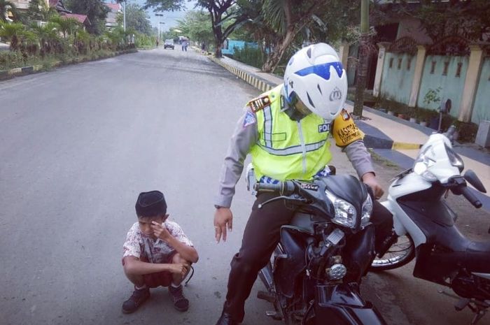 Anak dibawah umur yang sedang dibimbing kepolisian karena kedapatan naik motor 