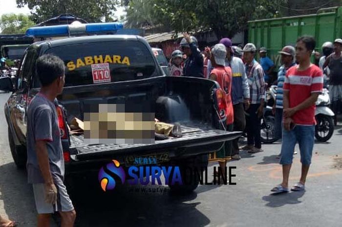 Jasad korban kecelakaan saat dievakuasi mobil polisi Situbondo 