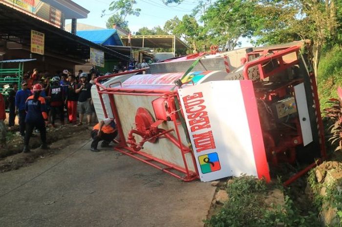 Truk tangki milik satuan relawan Mim Rescue terbalik di jalan Pelita IV