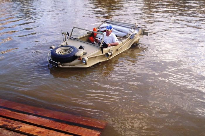 VW Schwimmwagen berenang di danau