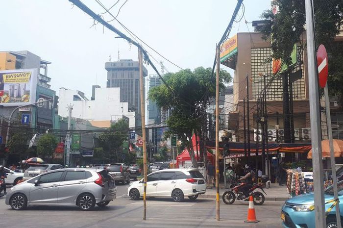 Kabel listrik yang melintang di perempatan Jalan KH Hasyim Asyari