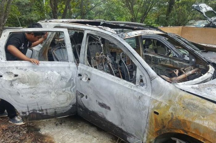 Mobil terbakar ditinggal pemiliknya begitu saja