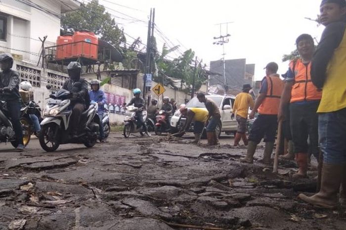 Jalanan rusak padahal baru diaspal 4 hari