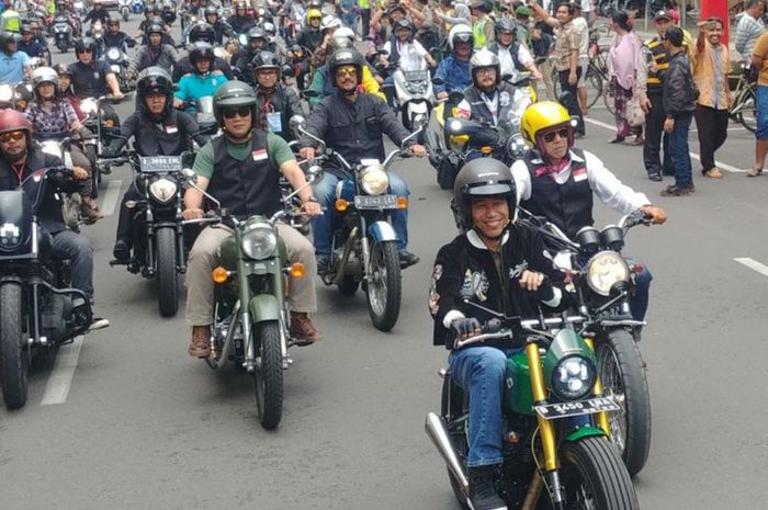 Presiden Joko Widodo kembali menunggangi motor Kawasaki w175 miliknya yang berwarna hijau