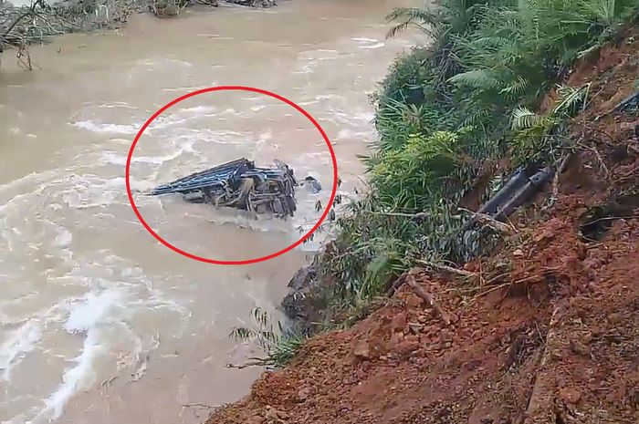 Video truk yang terguling ke sungai yang sedang banjir di Mandailing Natal