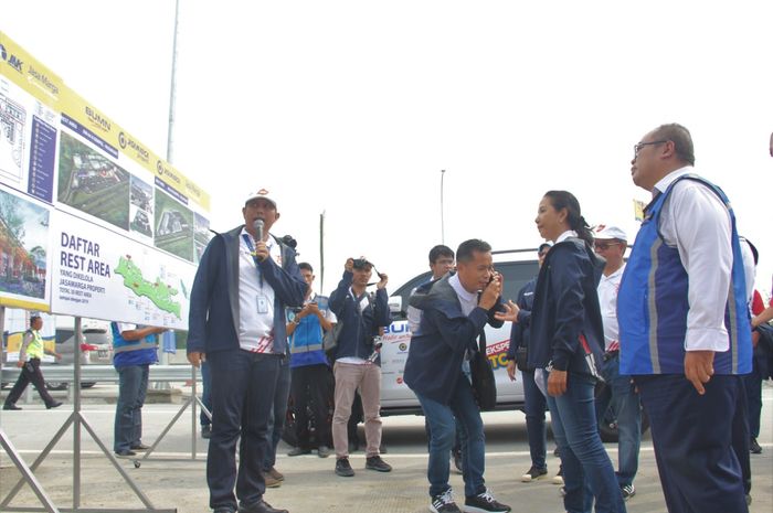 Menteri BUMN Rini Soemarno saat meninjau Rest Area 597B dalam rangka Ekspedisi Tembus Tol Trans Jawa, Senin (12/11). 