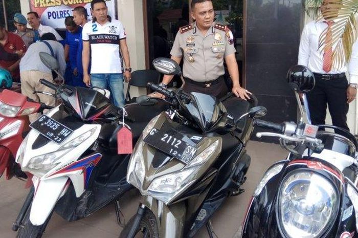 Kapolres Tegal Kota AKBP Jon Wesly menunjukan barang bukti motor hasil pencurian di Mapolres Tegal Kota