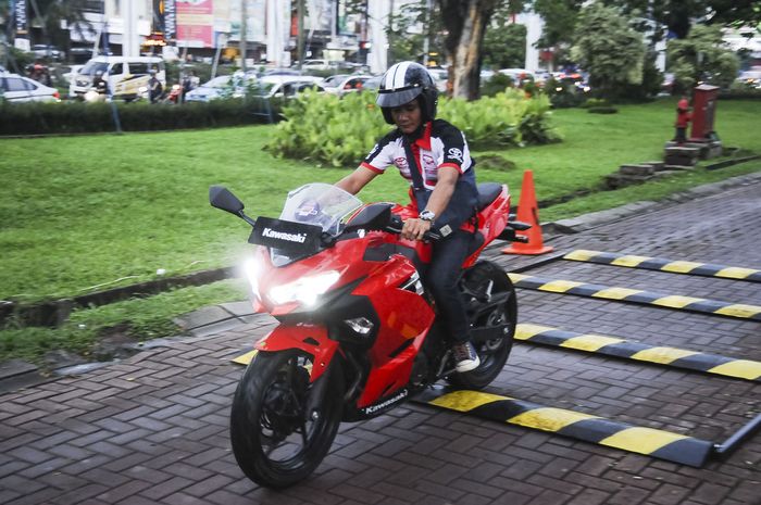 Ilustrasi pengunjung yang menjajal Kawasaki Ninja 250