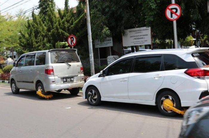 Pelanggaran rambu dilarang parkir