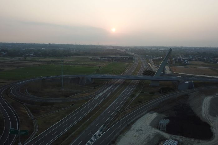 Jalan tol Solo-Ngawi, salah satu ruas Trans Jawa yang sudah siap beroperasi