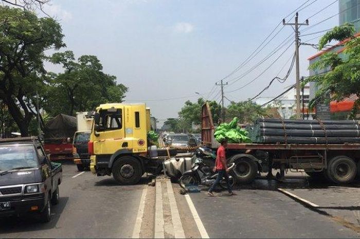 Truk tronton alamji rem blong dan harus blokie separuh badan jalan di Semarang