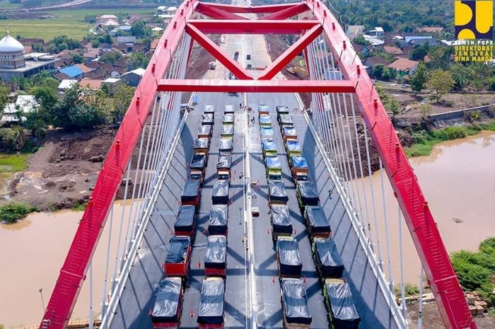 Puluhan truk parkir di Jembatan Kalikuto