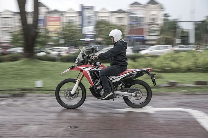 Honda CRF250L Rally di jalan aspal
