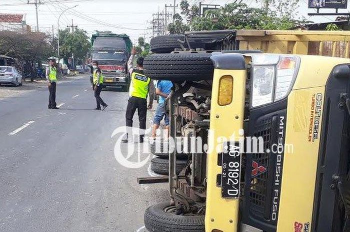 Kondisi Truk yang terguling