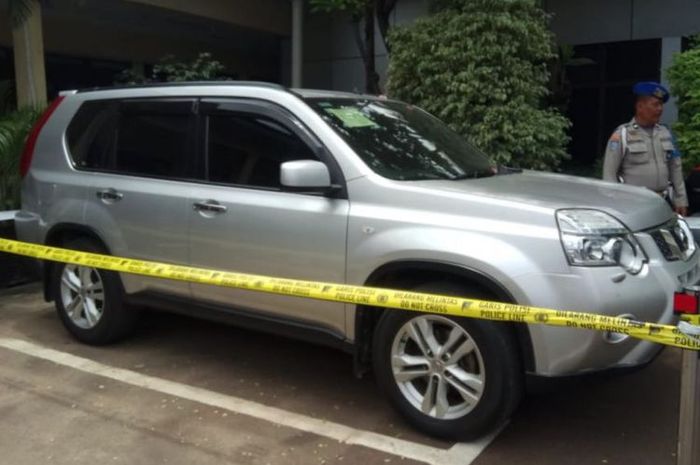 Mobil Nissan X-Trail dengan nopol B 1075 UOG salah satu bukti pembunuhan satu keluarga di Bekasi dit