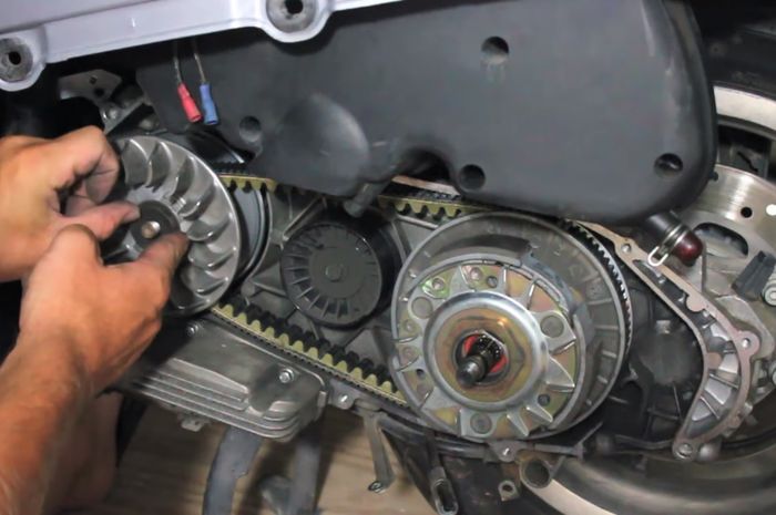 Mengecek kondisi v-belt perlu buka cover transmisi cvt