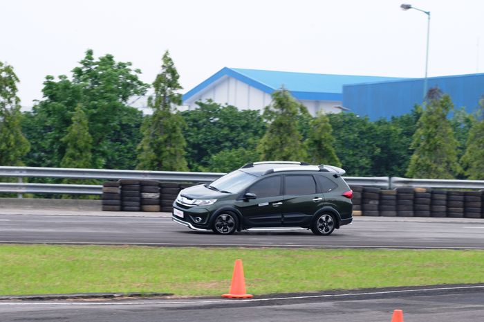 Pengemudi profesional melakukan manuver pengereman mobil dengan dan tanpa ESP&reg; dari Bosch saat uji k