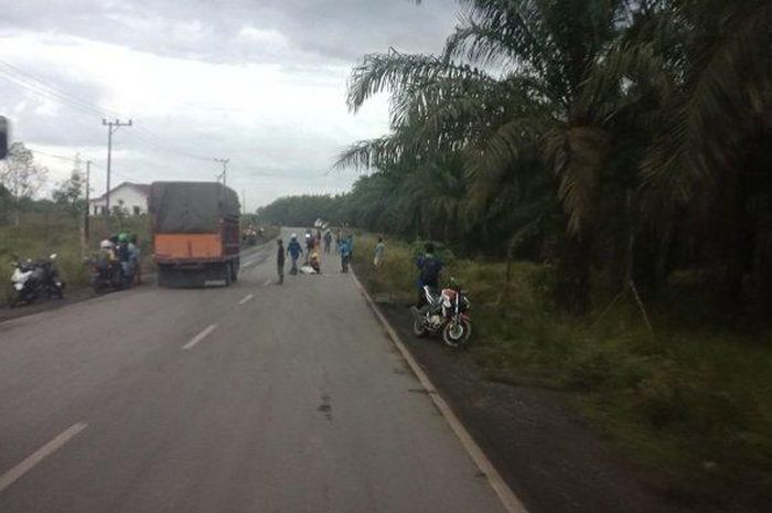 Kecelakaan antara mobil pikap dan motor di Sebamban Baru, Sungai Loban, Tanahbumbu