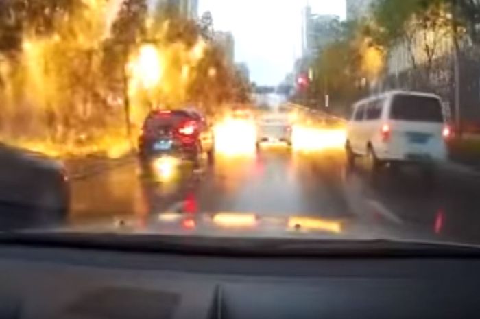 Video petir yang menyambar jalan raya dan menimbulkan hujan api