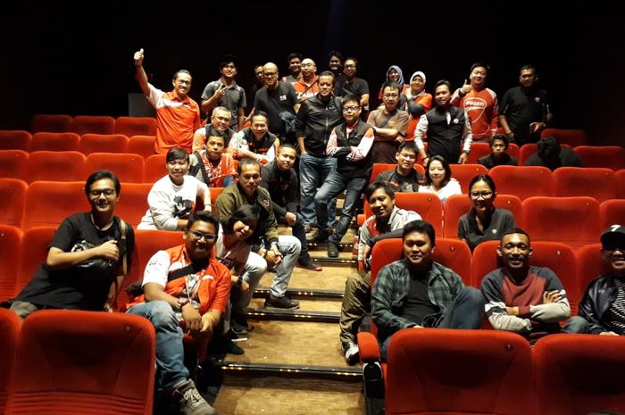 Keseruan Komunitas Ducati Desmo Owners Club Indonesia (DDOCI) yang melakukan nobar  film The Girl In The Spider's Web