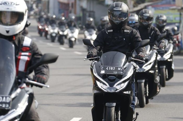 Jajaran Management, President Director AHM dan jurnalis, riding pakai All New Honda PCX 150