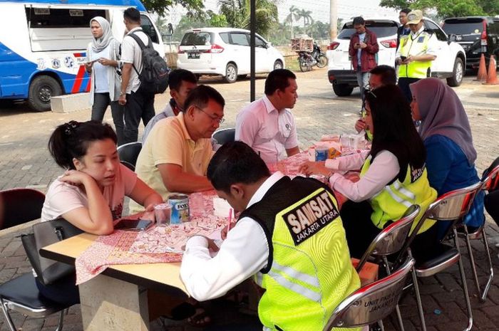Sejumlah penunggak pajak mengurus pembayaran saat terkena razia di daerah Penjaringan, Jakarta Utara