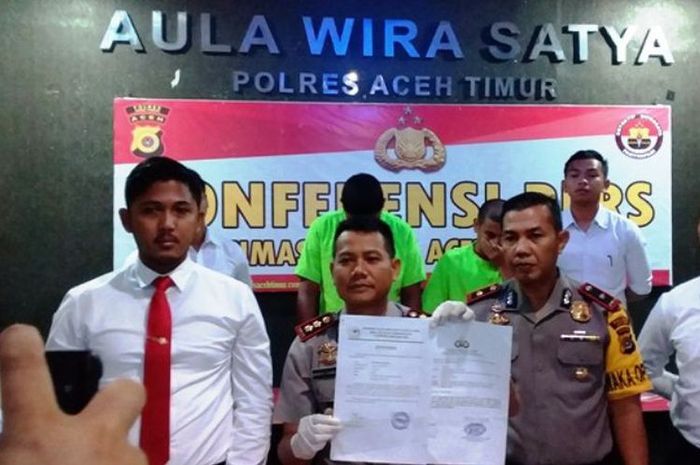 Polisi menunjukkan tersangka dan bukti pemalsuan surat kehilangan motor