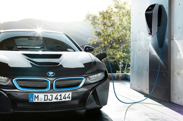 Ilustrasi pengecasan BMW i8 dengan i-Wallbox