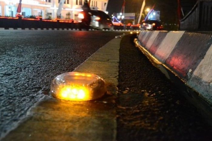 Fungsi paku jalan atau glass road