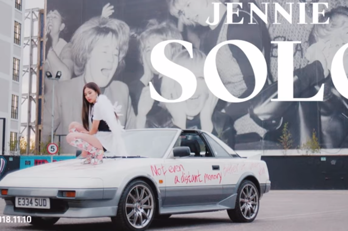 Toyota MR2 dalam video kilp Solo Jennie BLACKPINK
