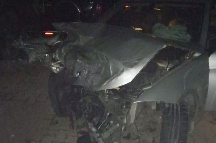 Mobil BMW berpelatnomor B 1321 NBC menabrak Kijang Inova B 1928 PZT di Jalan Raya Latumenten