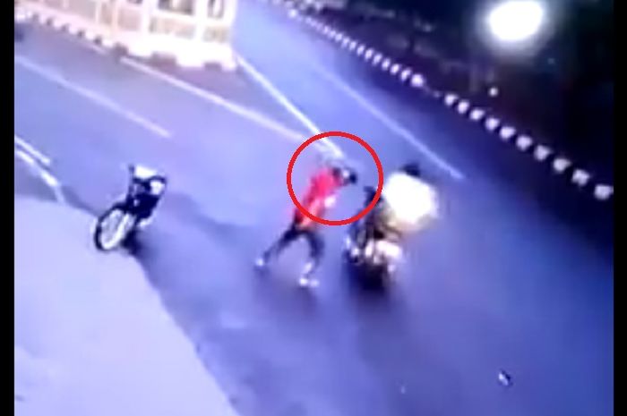 Seorang pemotor turun dari motor dan menyerang pengendara motor yang lewat