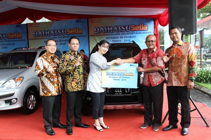 Salah satu pemenang dari Cirebon, Ali Sukari sangat gembira menerima mobil barunya yang diserahkan langsung oleh manajemen Daihatsu