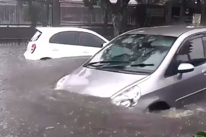 Mobil yang terobos banjir di Bandung