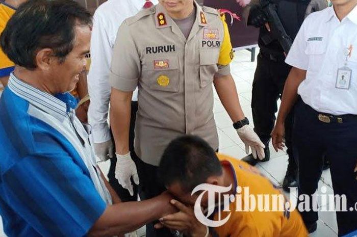 Tersangka pencurian, Nursalim bersujud meminta maaf kepada pemilik mobil , Pujianto dan Djoko disaksikan Kapolres Madiun AKBP Ruruh Wicaksono