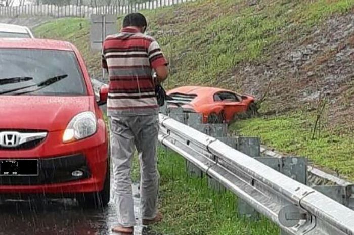 Kecelakaan Lamborgini Aventador di ruas jalan tol Solo-Sragen