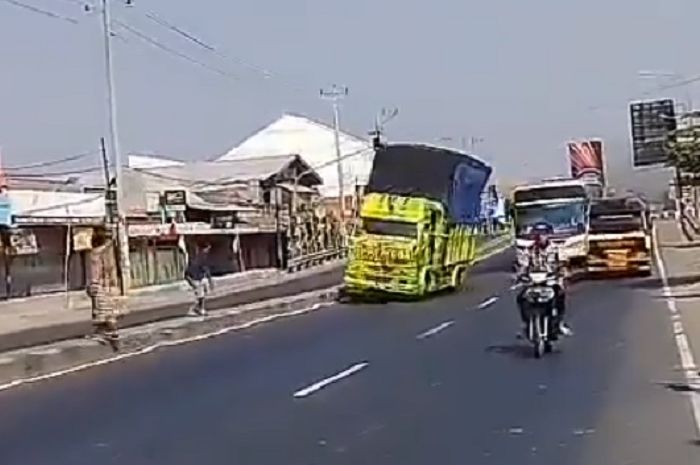 Truk oleng, aksi viral para sopir truk