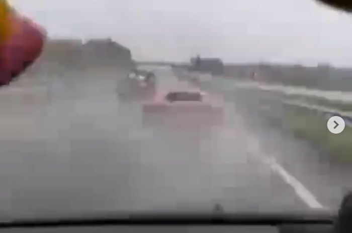Dari dlam mobil terlihat Lamborghini mlaju kencang saat hujan sebelum akhirnya terperosok
