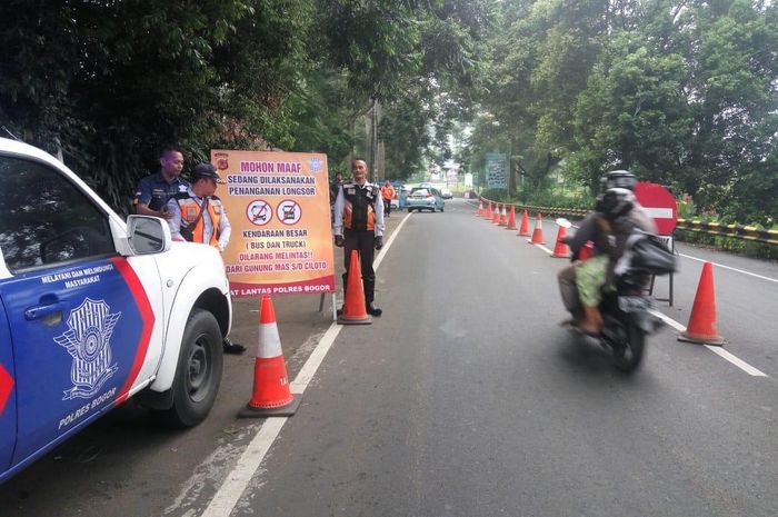 Pengalihan arus lalu lintas akibat jalur puncak Bogor retak