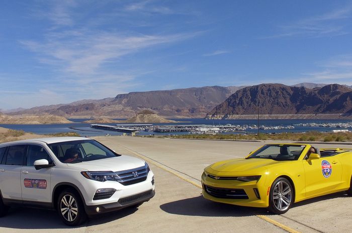 Honda Pilot dan Chevrolet Camaro mejeng berlatar belakang Danau Mead