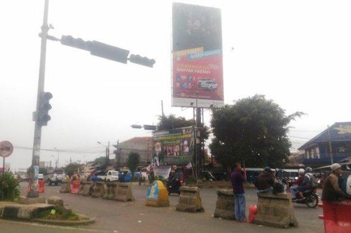 Lampu APILL Simpang Ciawi Bogor yang sudah seminggu tak diperbaiki