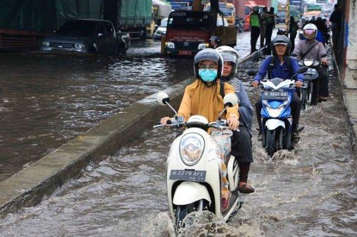 Banjir parah di Kota Semarang sempat lumpuhkan jalur Pantura